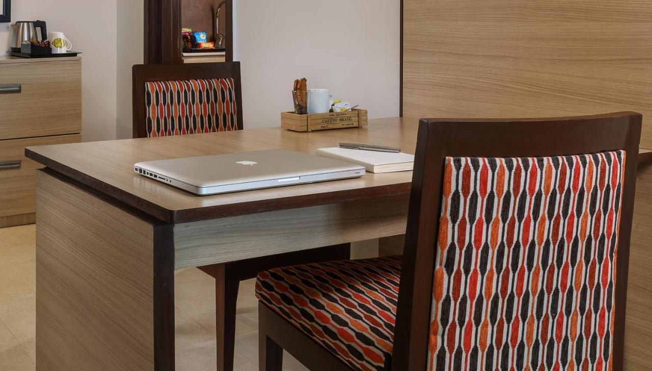 Sandal Suites By Lemon Tree Hotels Noida Dış mekan fotoğraf