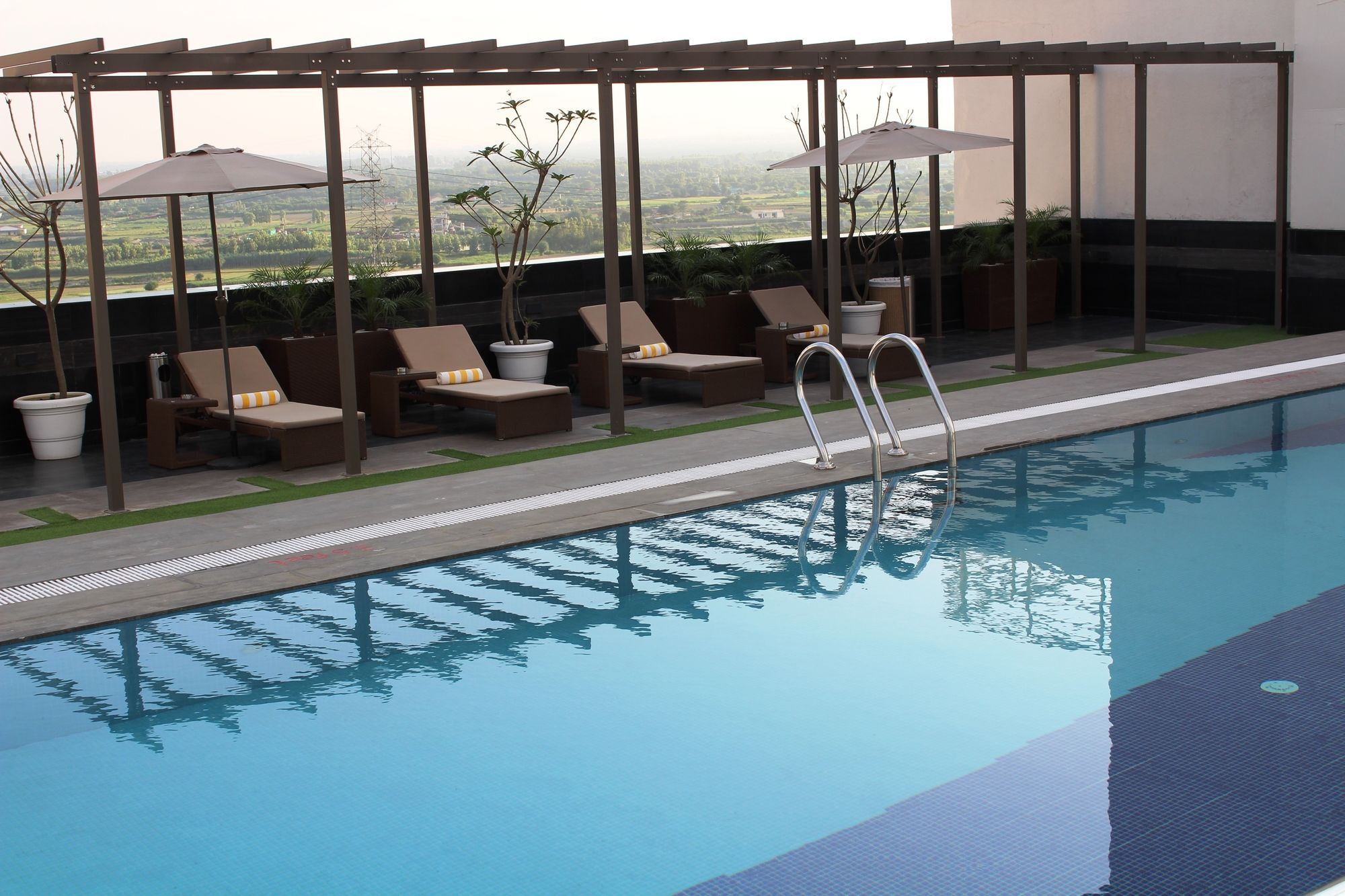 Sandal Suites By Lemon Tree Hotels Noida Dış mekan fotoğraf