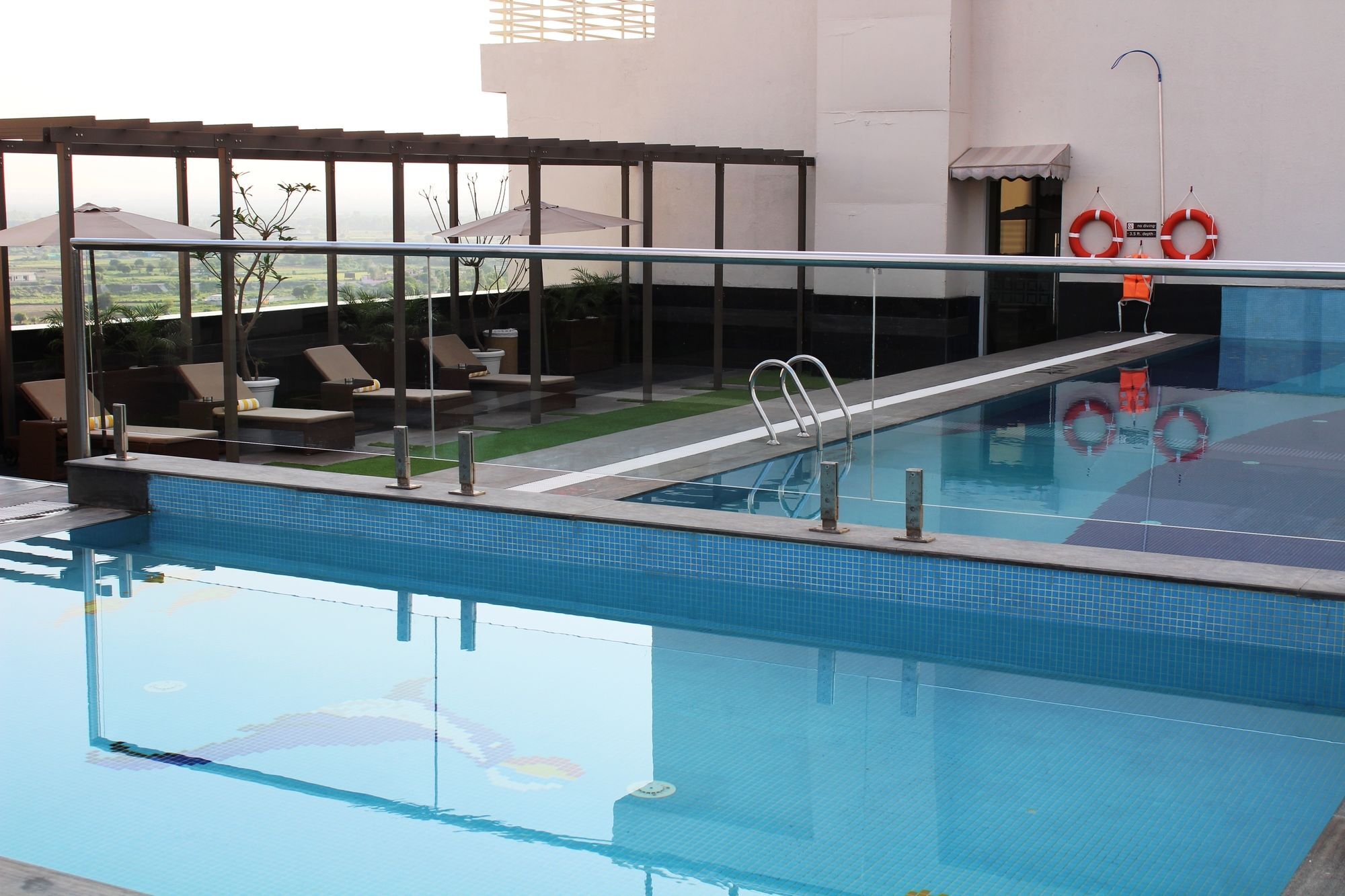 Sandal Suites By Lemon Tree Hotels Noida Dış mekan fotoğraf